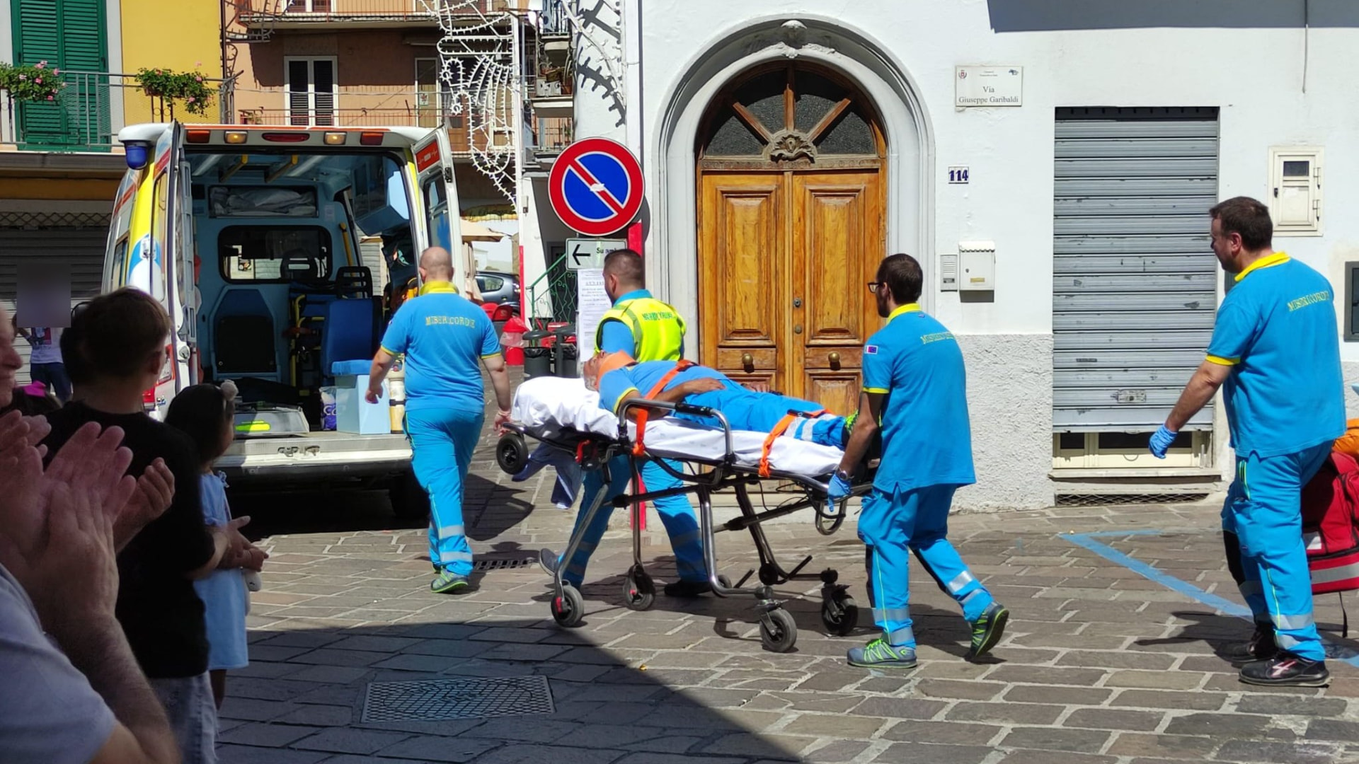 Volontari della Misericordia durante un intervento con l'ambulanza