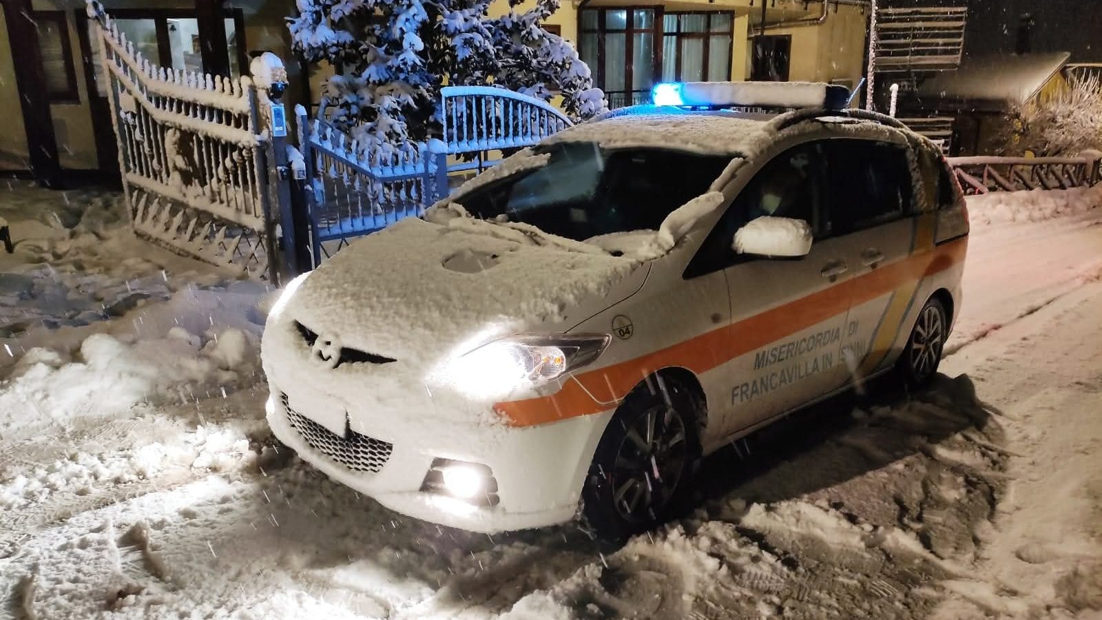 Auto medica della Misericordia sotto la neve
